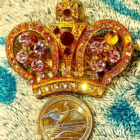 Crown & Maltese cross Crystal pin sparkly big purple/lavender brooch - Picture 2 of 3